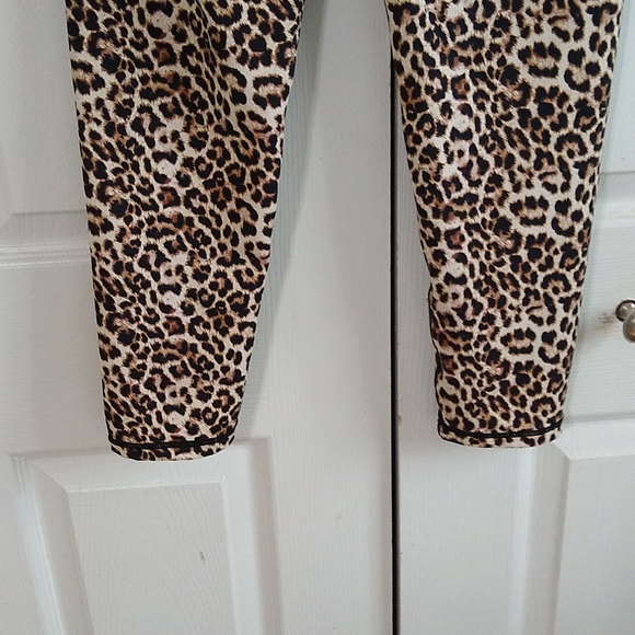 Zyia leapard print Scrunchy Hi rise 7/8 light and lux 24" 14 / 16 leggings - Picture 8 of 11
